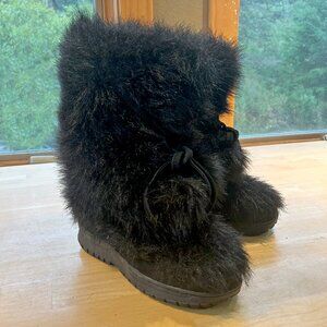 Colin Stuart Black Faux Fur Boots with Pom Poms – Women’s 10